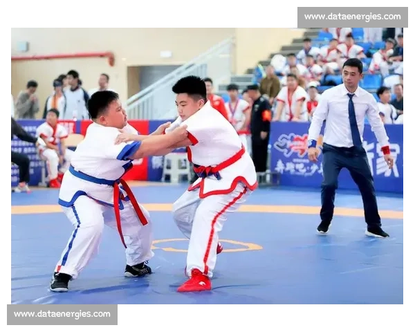 摔跤比赛激烈角逐 运动员奋力拼搏展现勇气与力量